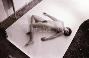 cca 1976 Felnőtt játékok, szolidan erotikus felvételek, 25 db vintage negatív, 24x36 mm