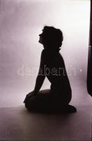 cca 1976 Felnőtt játékok, szolidan erotikus felvételek, 25 db vintage negatív, 24x36 mm