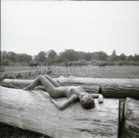 cca 1985 Esztétikai élmények tobzódása, szolidan erotikus felvételek, 9 db vintage negatív, 4x6 cm é...