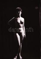 cca 1975 Éjszakai látomás, szolidan erotikus felvételek, 17 db vintage negatív, 24x36 mm