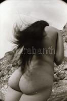 cca 1978 Hajasbaba, szolidan erotikus felvételek, 21 db vintage negatív, 24x36 mm