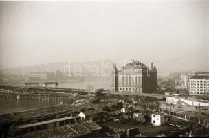 cca 1936 Budapest, Horthy Miklós híd építése idején, 2 db szabadon felhasználható vintage negatív, 6...