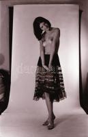 cca 1975 Szép emlékű kontakt Mártával, szolidan erotikus felvételek, 5 db vintage negatív + ezekről ...