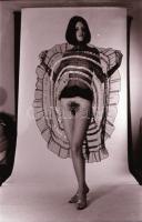 cca 1975 Szép emlékű kontakt Mártával, szolidan erotikus felvételek, 5 db vintage negatív + ezekről ...