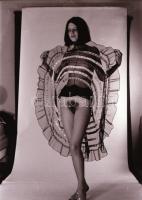 cca 1975 Szép emlékű kontakt Mártával, szolidan erotikus felvételek, 5 db vintage negatív + ezekről ...