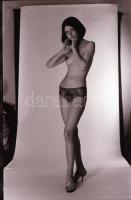 cca 1974 A női titkok keresése, szolidan erotikus felvételek, 15 db vintage negatív, 24x36 mm