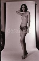 cca 1974 A női titkok keresése, szolidan erotikus felvételek, 15 db vintage negatív, 24x36 mm