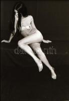 cca 1973 Kellemes időtöltés a műteremben, szolidan erotikus felvételek, 16 db vintage negatív, 24x36...