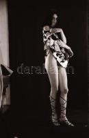 cca 1973 Kellemes időtöltés a műteremben, szolidan erotikus felvételek, 16 db vintage negatív, 24x36...