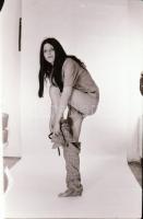 cca 1973 Kellemes időtöltés a műteremben, szolidan erotikus felvételek, 16 db vintage negatív, 24x36...