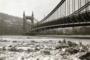 cca 1941 Budapest, az Erzsébet híd télen, ködben, jégzajlás idején, 20 db vintage negatív Danassy Károly (1904-1996) budapesti fotóművész hagyatékából, 24x26 mm