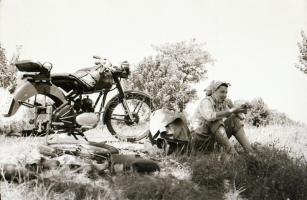 Motorok és motorosok, 7 db vintage fotó + 3 db vintage negatív (a papírképek és a negatívok között n...