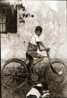 cca 1930 és 1950 között készült felvételek, különféle helyszíneken, változatos témákról, 13 db vinta...