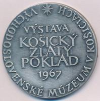 Szlovákia 1967. Vychodoslovenske Múzeum v Kosiciach - Vystava Kosicky Zlaty Poklad (Kassai Kelet-Szlovák Múzeum - Arany kincs kiállítás) ezüstözött emlékérem (52mm) T:2 ph. Slovakia 1967. Vychodoslovenske Múzeum v Kosiciach - Vystava Kosicky Zlaty Poklad (East Slovak Museum in Kosice - Exhibition of Golden Treasure) silver plated commemorative medal (52mm) C:XF edge error