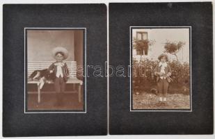 cca 1910 Jó módban élő kisfiú pisztollyal és kutyával, 2 db vintage fotó, kasírozva, 17x12 cm, karto...
