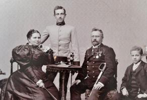 Katonák családi és/vagy baráti körben, sok kitüntetéssel, különféle helyszíneken és eltérő időpontok...