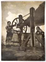cca 1930 Matyóföldön, lányok a kerekes kútnál, Kerny István (1879-1963) budapesti fotóművész hagyatékából, pecséttel jelzett vintage fotóművészeti alkotás, 35x25,5 cm