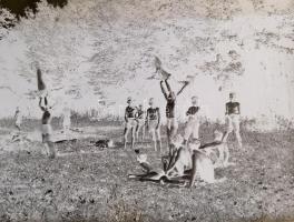 cca 1925 Pobuda Alfréd hagyatékából, 13 db vintage üveglemez negatív, a Munkás Testedző Egyesület sport eseményeiről, 10x15 cm