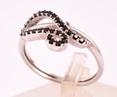 Ezüst(Ag) apró fekete kövekkel díszített gyűrű, jelzett, méret: 53, bruttó: 1,8 g