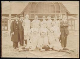 1920 a Tatabányai Sport Club csapata, fotó, hátulján feliratozva, szélén kis szakadásokkal, 12,5×17,5 cm