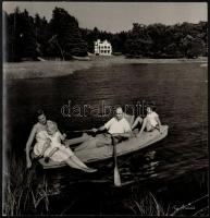 cca 1950 Toni Frissell (1907-1988): id. Joseph P. Kennedy csónakázik a családjával, jelzett, a felületén gyűrődésekkel, törésnyomokkal, és két szakadással, 28x26 cm/ cca 1950 Toni Frissell (1907-1988): Joseph P. Kennedy Sr. boat with his family, signed, damaged, 28x26 cm