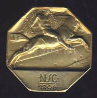 1906. "N.S.C." nyolcszögletű aranyozott Br plakett T:2