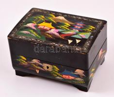 Távol-keleti fa zenélődoboz, benne forgó figurával, működik, 18×12×10 cm