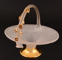 Homokfújt üveg kínáló kosár, fém leveles díszítéssel és talppal, hibátlan, m: 26 cm