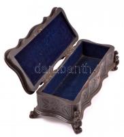 XIX. sz. faragott fa ládika plüss béléssel. Sérült 31x12x14 cm