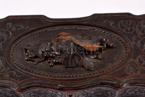 XIX. sz. faragott fa ládika plüss béléssel. Sérült 31x12x14 cm