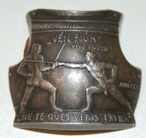 cca 1900-as évek eleje "Vén Fiúk Vívóklubja" vívómellény alakú Ag plakett 10,17g RR!! T:2