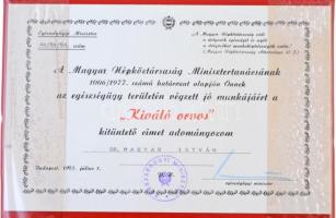 1984. "Kiváló Orvos" zománcozott jelvény eredeti tokban + 2db adományozói okirat (~25mm) T...