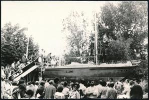 1987 A világ körüli útjáról hazatért St. Jupát vitorlás, hátoldalon feliratozott fotó, 10×15 cm