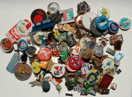 170db jelvény, kitűző, főleg szovjet és magyar