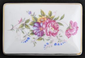 Hollóházi virág mintás doboz, matricás, jelzett, apró kopás nyomokkal, 13,5×9 cm