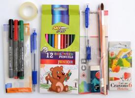 Vegyes írószer tétel: zsírkréta, ceruza, ecset, toll, stb.