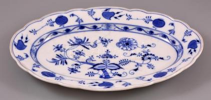 Meissen virágmintás porcelán húsos tál, máz alatti kék festéssel, jelzett, karcolás nyomokkal, d: 40 cm
