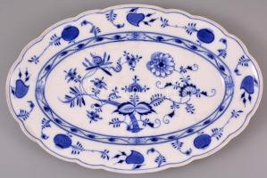Meissen virágmintás porcelán húsos tál, máz alatti kék festéssel, jelzett, karcolás nyomokkal, d: 40...