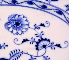 Meissen virágmintás porcelán húsos tál, máz alatti kék festéssel, jelzett, karcolás nyomokkal, d: 40...