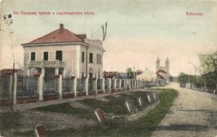 1910 Kalocsa, Dr. Tarajossy Sándor ügyvéd épülete a nagytemplomra nézve, villa, magyar zászló. Kiadja Jurcsó Antal (EK)