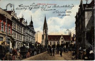 1917 Kaposvár, Erzsébet utca, templom, lovaskocsik, utcai piaci árusok, magyar zászló, drogéria, üzletek