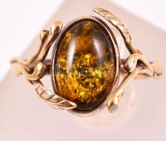 Aranyozott ezüst (Ag.) gyűrű borostyánnal, jelzett, méret:52, bruttó: 2,8 g