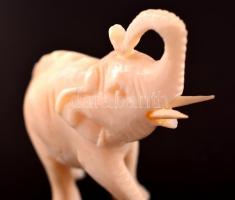 Elefánt, faragott csont, jelzés nélkül, 3,5×3,5 cm