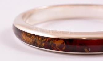 Ezüst (Ag.) karperec borostyánnal, jelzett, d:6,7 cm, bruttó:25,8 g