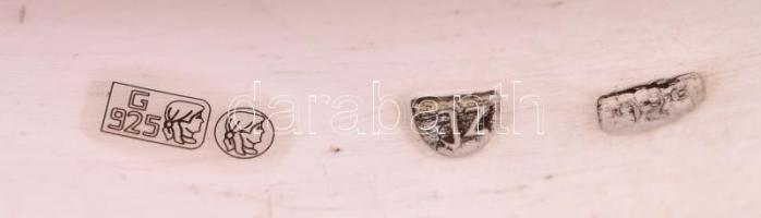 Ezüst (Ag.) karperec borostyánnal, jelzett, d:6,7 cm, bruttó:25,8 g