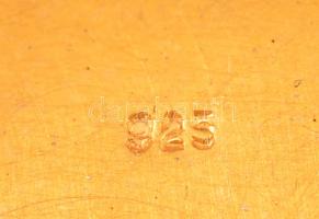 Ezüst (Ag.) gyógyszeres dobozka, belül aranyozott, jelzett, 4×2,5 cm, nettó:20 g