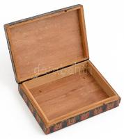 Naiv jelenettel díszített fa doboz, repedéssel, 17,5×13×4 cm