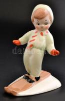 Síelő gyerek, festett kerámia figura, kézzel festett, hibátlan, m: 12,5 cm