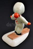 Síelő gyerek, festett kerámia figura, kézzel festett, hibátlan, m: 12,5 cm