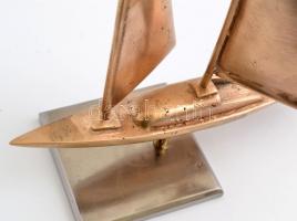 Fém vitorlás, irányba állítható vitorlákkal, m: 31,5 cm